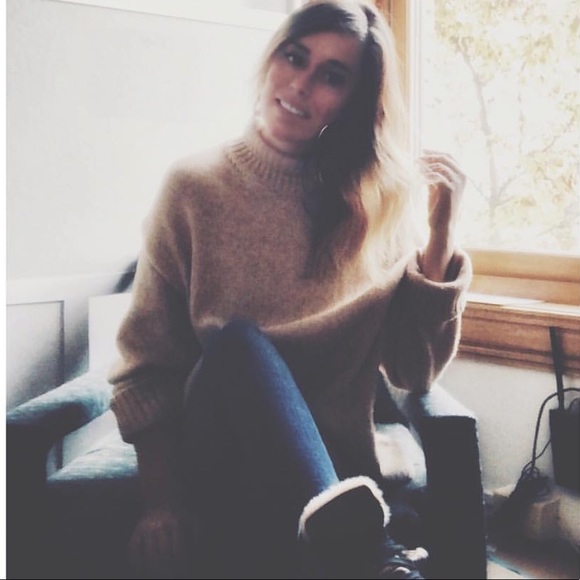 Hi! I’m Taylor :) 🎀 TopRated Seller❣️ - Picture 5 of 7